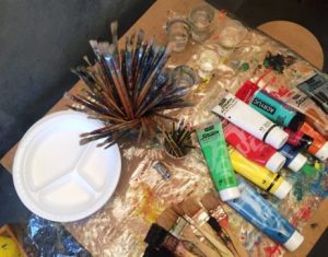 Table avec pinceaux et tubes de peinture