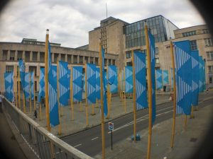 Installation artistique Bleu sur Jaune place de la Justice à Bruxelles