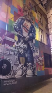 fresque street art du Manneken pis à Bruxelles