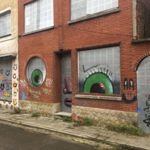 Street art à Doel trasnformant une façade en visage